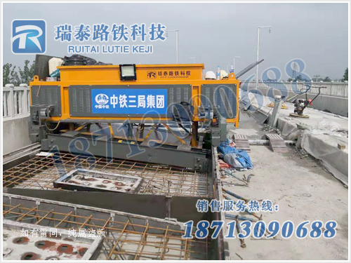 <a href='/dzbhntytcxj.html'>底座板成型机</a>作业